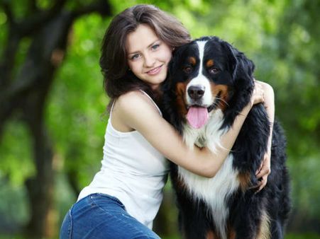 ಸುಂದರಿ ಯುವತಿ ಮತ್ತು ಆಕೆಯ ಜಾಣ ನಾಯಿ!