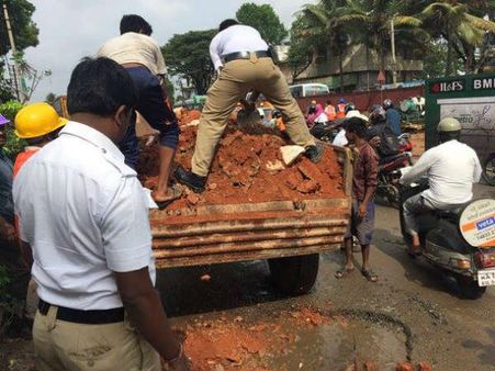 ರೋಗಗ್ರಸ್ತ ಮೈಸೂರು ರಸ್ತೆಗೆ ಬ್ಯಾಟರಾಯನಪುರ ಪೊಲೀಸರೇ ಡಾಕ್ಟರ್ಸ್!