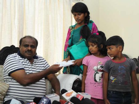 ದಲಿತ ಮಹಿಳೆಗೆ ಆರ್ಥಿಕ ಸಹಾಯ ಮಾಡಿದ ಕುಮಾರಸ್ವಾಮಿ