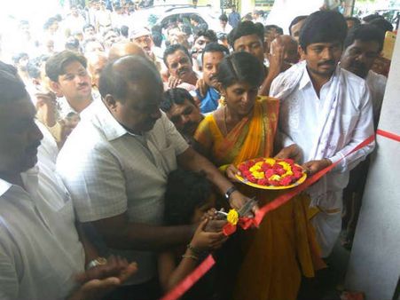 ಎಚ್ಡಿಕೆ ಮಾಡಿದ ಸಹಾಯದಿಂದ ಬೇಕರಿ ಆರಂಭಿಸಿದ ಸವಿತಾ