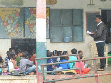 ಸೋರುತಿಹುದು ಮಚ್ಚರೆ ಶಾಲೆಯ ಮಾಳಿಗೆ, ಪಾಠ ಮಾಡುವುದು ಹೇಗೆ?