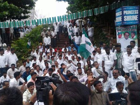 ಹಣದ ಅಹಂಕಾರ ಮನುಷ್ಯನನ್ನು ಮುಗಿಸುತ್ತೆ:ಎಚ್ಡಿಡಿ