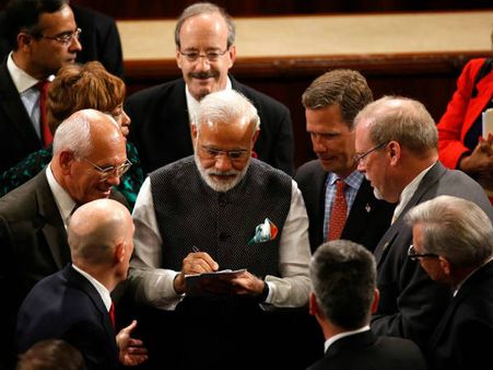 ಆಟೋಗ್ರಾಫ್ ಪ್ಲೀಸ್, ಮೋದಿಗೆ ಮುಗಿಬಿದ್ದ ಅಮೆರಿಕ ಸಂಸದರು