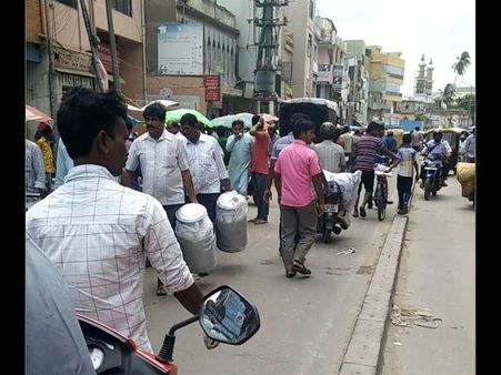 ಬೆಂಗಳೂರಿನ ಸಂಡೇ ಬಜಾರ್: ಇಲ್ಲಿ ಚೌಕಾಸಿ ಗೊತ್ತಿದ್ದವನೇ ಬಾಸ್