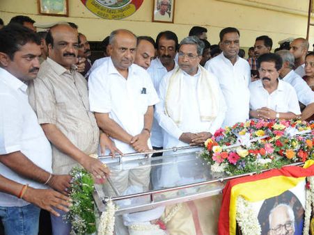 ಚಿತ್ರಗಳು : ದೇಜಗೌ ಅವರಿಗೆ ಅಂತಿಮ ನಮನ ಸಲ್ಲಿಸಿದ ಗಣ್ಯರು