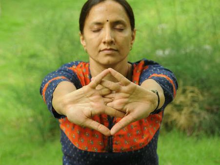 ಸ್ಮಾರ್ಟ್ ಫೋನ್ ತರುವ ನೋವು ಶಮನಕ್ಕೆ ಯೋಗಾಸನ