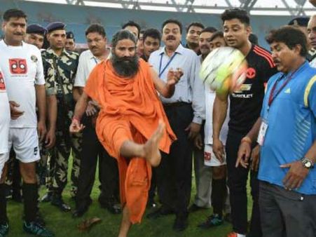 ರಾಮ್ ದೇವ್ ಫುಟ್ಬಾಲ್ ಕಿಕ್, ರಾಜಕಾರಣಿಗಳಿಗೆ ಸೋಲು