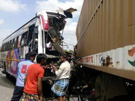 ಕೃಷ್ಣಗಿರಿಯಲ್ಲಿ ಭೀಕರ ಅಪಘಾತ, 10 ಜನ ಸಾವು