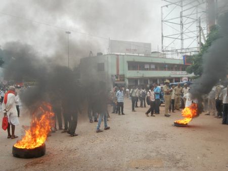 ಠಾಣೆಯಲ್ಲಿ ಯುವಕನ ಸಾವು, ಲಕ್ಷ್ಮೇಶ್ವರ ಪಟ್ಟಣ ಉದ್ವಿಗ್ನ