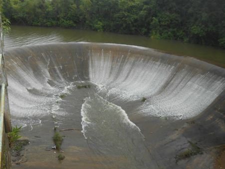 ಚಿಕ್ಲಿಹೊಳೆಯ ಅರ್ಧ ಚಂದ್ರಾಕೃತಿಯ ತೂಬಿನಲ್ಲಿ ಜಲನರ್ತನ