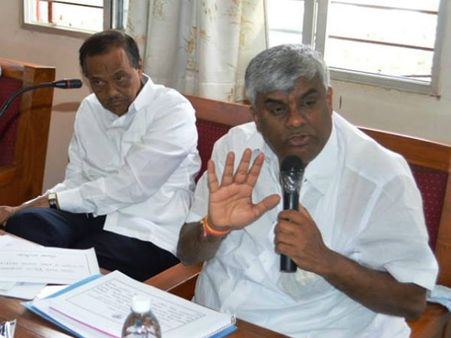 ವಿಧಾನಸೌಧದ ಮುಂದೆ ಎಚ್ ಡಿ ರೇವಣ್ಣ 'ಅಮವಾಸ್ಯೆ' ಪ್ರವಚನ