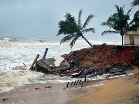 ಉಳ್ಳಾಲದಲ್ಲಿ ಭಾರೀ ಕಡಲ್ಕೊರೆತ, ಜನರಿಗೆ ಆತಂಕ