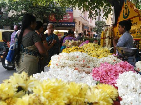 ವರಮಹಾಲಕ್ಷ್ಮಿ ಸಂಭ್ರಮ : ಬೆಂಗಳೂರು ಮಾರ್ಕೆಟಿನ ಪಿಚ್ಚರ್