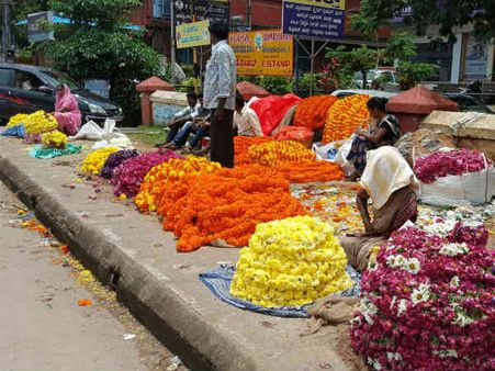ಕೃಷ್ಣ ಜನ್ಮಾಷ್ಟಮಿಗೆ ಸಿದ್ಧತೆ : ಹೂ, ತರಕಾರಿ, ಬೆಲ್ಲಕ್ಕೆ ಬೇಡಿಕೆ