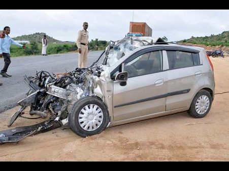 ಕಾರು-ಲಾರಿ ಡಿಕ್ಕಿ: ಒಂದೇ ಕುಟುಂಬದ ನಾಲ್ವರು ಸಾವು