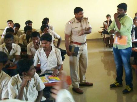 ಪೊಲೀಸ್ ಭಾ‍ಷೆಯಲ್ಲೇ ವಿದ್ಯಾರ್ಥಿಗಳಿಗೆ ಬುದ್ಧಿ ಕಲಿಸಿದ ಎಸ್ ಐ