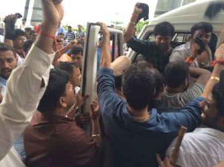 ಮಾಜಿ ಸಂಸದೆ ರಮ್ಯಾ ಕಾರಿಗೆ ಹಿಂದೂ ಸಂಘಟನೆಗಳಿಂದ ಮುತ್ತಿಗೆ