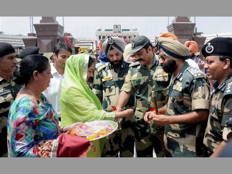 ದೇಶ ಕಾಯುವ ವೀರ ಯೋಧರಿಗೆ ರಕ್ಷಾ ಬಂಧನ ಸಂಭ್ರಮ