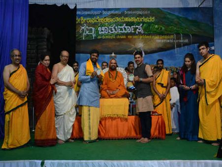 ದೇಶಕ್ಕಾಗಿ ಸುತನೊಬ್ಬನನ್ನು ಸಂತ ಅಥವಾ ಸೈನಿಕನನ್ನಾಗಿಸಿ