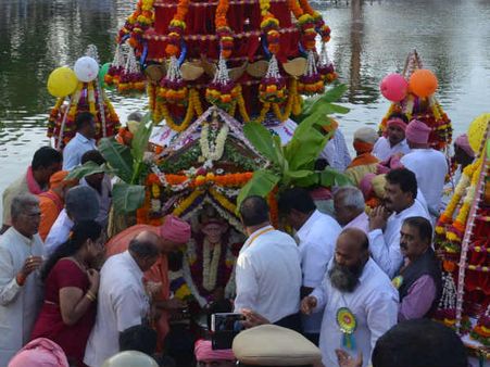 ಸಿದ್ಧಾರೂಢರ ತೆಪ್ಪೋತ್ಸವದಲ್ಲಿ ಖರ್ಜೂರದ ಬದಲು ಮೊಬೈಲ್ ಪುಷ್ಕರಣಿಗೆ