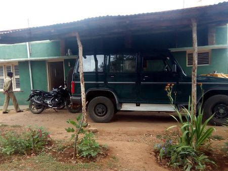 ಅರಣ್ಯ ಅಧಿಕಾರಿಗಳಿಂದಲೇ ವಾಹನಶೆಡ್ ಗೆ ಕಾಡುಮರ ಬಳಕೆ!