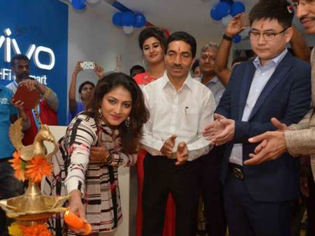 ಬೆಂಗಳೂರಿನಲ್ಲಿ ವಿವೊ ಶೋರೂಂಗೆ ಹರಿಪ್ರಿಯಾ ಚಾಲನೆ