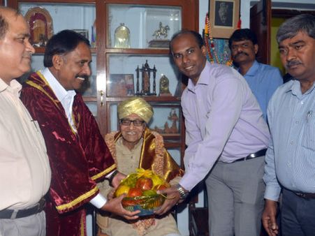 ಕವಿ ಚನ್ನವೀರ ಕಣವಿರವರಿಗೆ ಮೈಸೂರು ದಸರಾಗೆ ಆಹ್ವಾನ