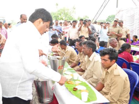 ಮೈಸೂರು ದಸರಾ:ಕಾವಾಡಿ-ಮಾವುತರಿಗೆ ಭೂರಿ ಬೋಜನ