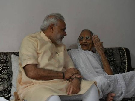 ಹುಟ್ಟುಹಬ್ಬದ ದಿನ ಅಮ್ಮನ ಆಶೀರ್ವಾದ ಪಡೆದ ಮೋದಿ