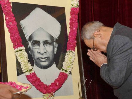 ಆದರ್ಶ ಶಿಕ್ಷಕರೆಂದರೆ ಯಾರು? ತಲೆಯೆತ್ತಿ ನೋಡುವಂಥ ಶಿಕ್ಷಕರೇಕೆ ಹುಟ್ಟುತ್ತಿಲ್ಲ?