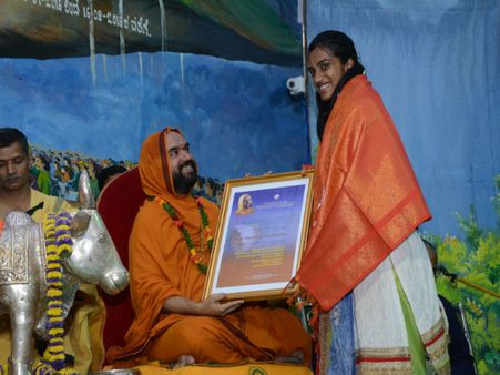 ಶ್ರೀಗಳ ಆಶೀರ್ವಾದದಿಂದ ಒಲಿಂಪಿಕ್ಸ್ ನಲ್ಲಿ ಚಿನ್ನ ಗೆಲ್ಲುವಂತಾಗಲಿ: ಪಿ ವಿ ಸಿಂಧು