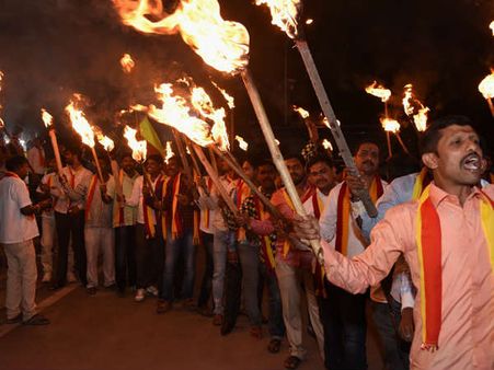 ಕಾವೇರಿ ತೀರ್ಪು ಖಂಡಿಸಿ ರಕ್ಷಣಾ ವೇದಿಕೆಯಿಂದ ಪಂಜಿನ ಮೆರವಣಿಗೆ