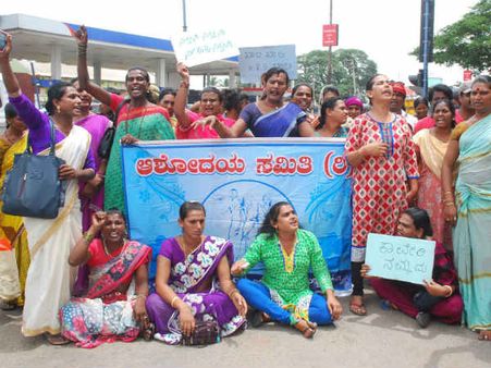 ಮಂಡ್ಯದಲ್ಲಿ ಕಾವೇರಿಗಾಗಿ ಮಂಗಳಮುಖಿಯರ ಪ್ರತಿಭಟನೆ