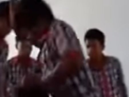 ವಿಡಿಯೋ: ವಿದ್ಯಾರ್ಥಿ ಮೇಲೆ ಸಹಪಾಠಿಗಳ ಹಲ್ಲೆ: ಪ್ರಿನ್ಸಿಪಲ್ ಅಮಾನತು
