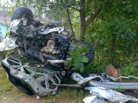 ರಸ್ತೆ ವಿಭಜಕಕ್ಕೆ ಡಿಕ್ಕಿ: ಕಾರು ಪಲ್ಟಿ, ಮೂವರು ಸಾವು