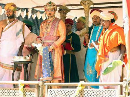 ಮೈಸೂರು ಅರಮನೆ ಆಯುಧ ಪೂಜೆಯ ವೈಖರಿ, ನಲಿದಾಡಿದ ಯದುವೀರ್ ಪತ್ನಿ ತ್ರಿಷಿಕಾ ಕುಮಾರಿ