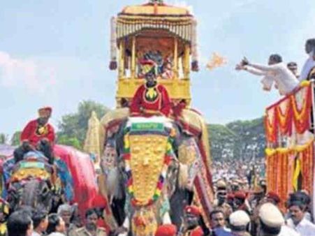 ಮಳೆ ಸಿಂಚನದ ನಡುವೆ ಸಂಚಲನ ಮೂಡಿಸಿದ ವಿಶ್ವವಿಖ್ಯಾತ ಜಂಬೂ ಸವಾರಿ