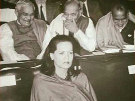 ಮಾಜಿ ಪ್ರಧಾನಿಗಳನ್ನು ಟ್ವಿಟ್ಟರ್ ನಲ್ಲಿ ಟೀಕಿಸಿದ ವರ್ಮಾ