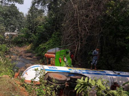 ಪುತ್ತೂರು: ಕಾಲುವೆಗೆ ಉರುಳಿಬಿದ್ದ ಗ್ಯಾಸ್ ಟ್ಯಾಂಕರ್