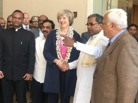 ಬ್ರಿಟನ್ ಪ್ರಧಾನಿ ತೆರೆಸಾ ಅವರನ್ನು ಸ್ವಾಗತಿಸಿದ ಸಿದ್ದರಾಮಯ್ಯ