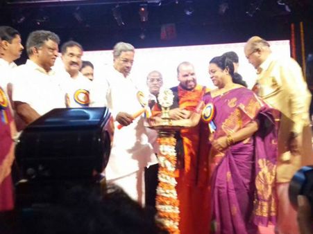 ಮಹಾತ್ಮರ ಜಯಂತಿ ಆಗಲೇಬೇಕು : ಕನಕಜಯಂತಿಯಂದು ಸಿದ್ದು