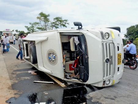ಉರುಳಿದ ಟೆಂಪೋ ಟ್ರಾವಲರ್ ಸಿನಿಮೀಯ ರೀತಿಯಲ್ಲಿ ಪಾರು