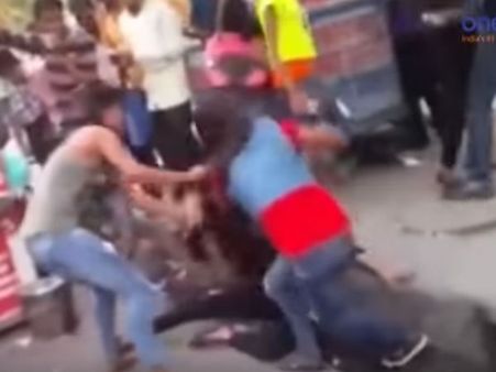 ವಿಡಿಯೋ: ನಡುಬೀದಿಯಲ್ಲೇ ಜುಟ್ಟು ಜುಟ್ಟು ಹಿಡಿದು ಬಡಿದಾಡಿಕೊಂಡರು