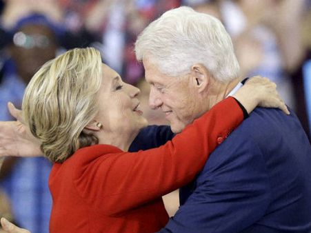 ಹಿಲರಿ ಬೆಂಬಲಕ್ಕೆಂದು ಸೂಟಿನಲ್ಲಿ ಬಂದ ಮಹಿಳೆಯರು