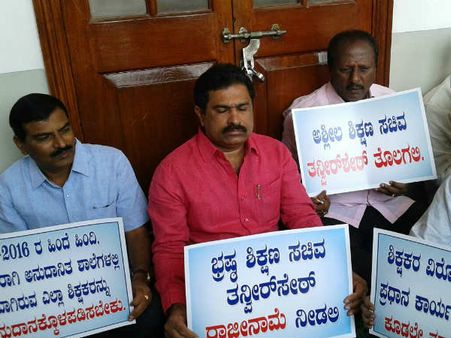 'ಅಶ್ಲೀಲ ಮಂತ್ರಿ' ಗೆ ಮರ್ಯಾದೆ ಇದ್ದರೆ ರಾಜೀನಾಮೆ ಕೊಡಲಿ: ಪುಟ್ಟಣ್ಣ