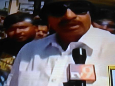 ಒಣಮೆಣಸಿನಕಾಯಿ ಹಂಚಿ 'ಆಕ್ರೋಶ್' ವ್ಯಕ್ತಪಡಿಸಿದ ವಾಟಾಳ್