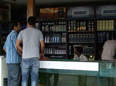 ಹುಬ್ಬಳ್ಳಿಯಲ್ಲಿ ಖಾಲಿ ಹೊಡೆಯುತ್ತಿರುವ ವೈನ್ ಶಾಪ್ ಗಳು