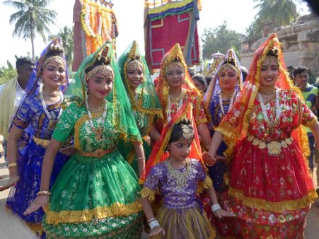 ಹಂಪಿ ಉತ್ಸವ: ರಂಜಿಸಿದ ಜಾನಪದ ಕಲಾಯಾತ್ರೆ