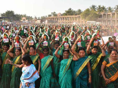 ಹಂಪಿ: ಜಾನಪದ ಸಿರಿಯನ್ನು ಅನಾವರಣಗೊಳಿಸಿದ ಶೋಭಾಯಾತ್ರೆ