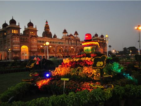 ಅರಮನೆಗೆ ಪುಷ್ಪಗಳ ರಂಗವಲ್ಲಿ, ಮನಸ್ಸು ಪ್ರಫುಲ್ಲವಾಗಲಿ ಒಮ್ಮೆ ಬನ್ನಿ...